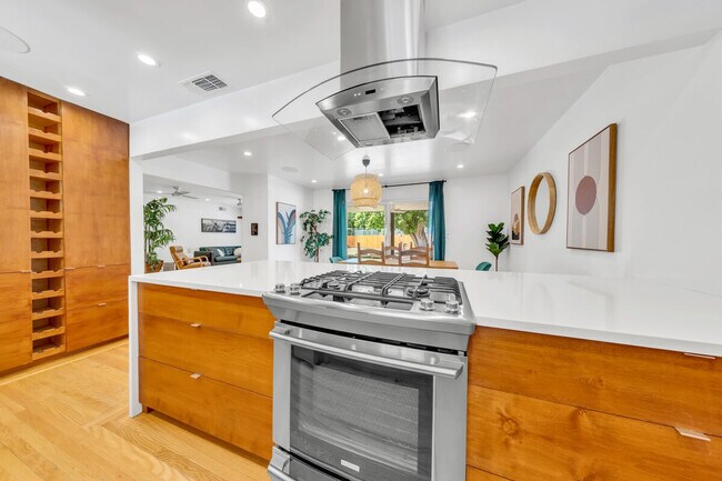 Building Photo - 6836 S Land Park Dr