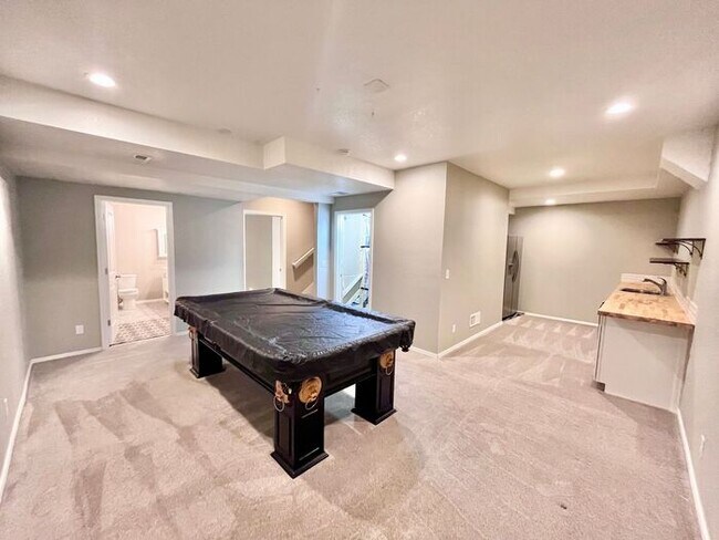 Building Photo - Charming Two-Story Home for Rent in the De...