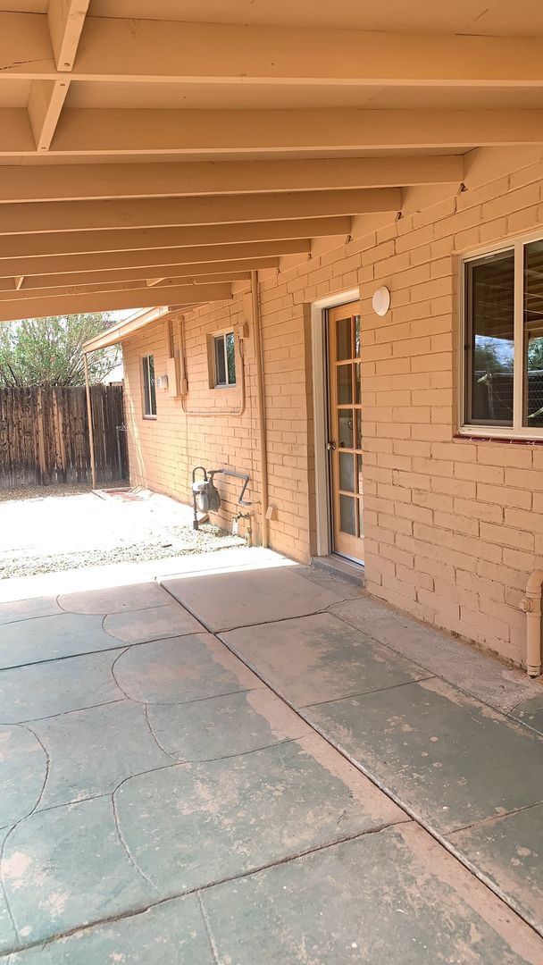 Building Photo - Mid town newly updated home!