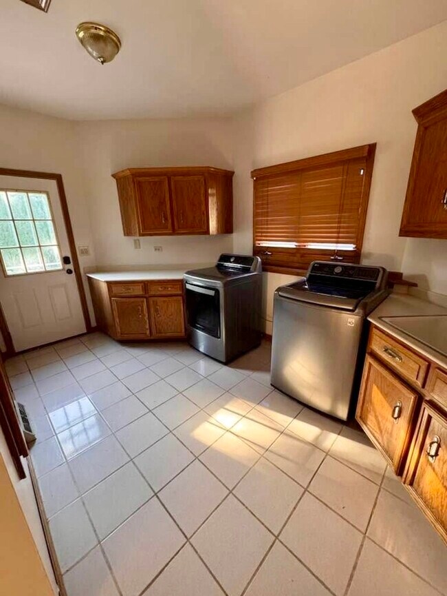 Building Photo - 8S210 Stonehedge Dr