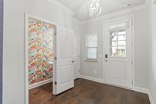 Building Photo - 1444 Channing Dr