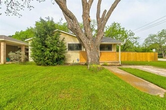 Building Photo - 1300 Bennett Dr