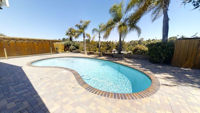 Building Photo - POOL house! BIG rooms! 8 Bedrooms