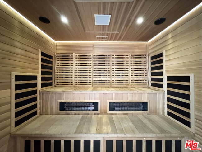 Building Photo - 10520 Wilshire Blvd