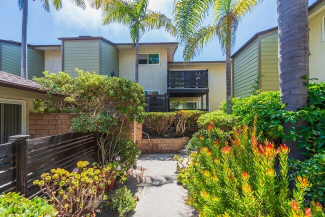 Building Photo - Beautiful remodeled 2 bed 2 bath townhome ...