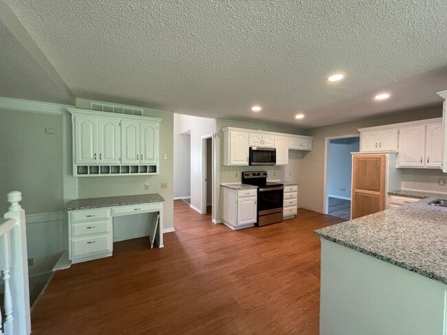 Building Photo - Welcome to this stunning 4-bedroom, 2.5-bathroom home located in the desirable Overland Park.