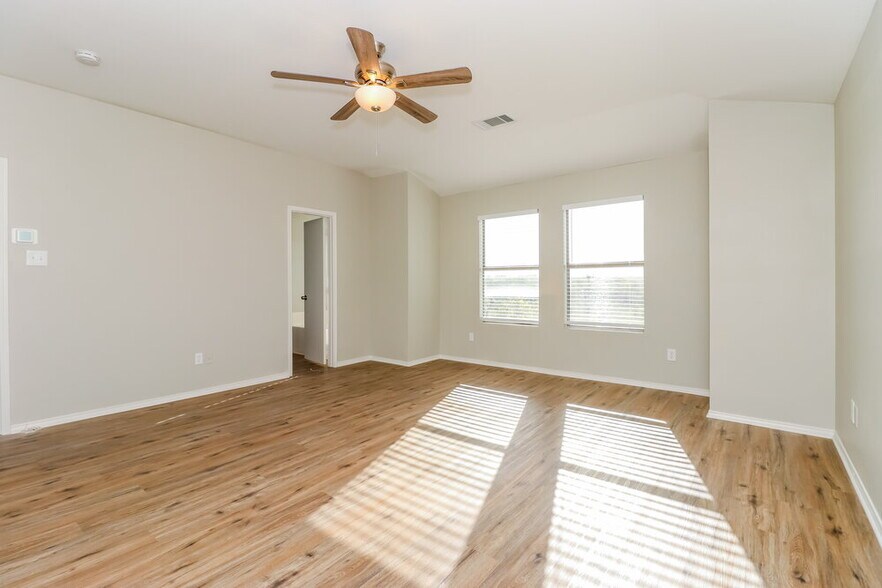 Building Photo - 2705 Gardendale Dr