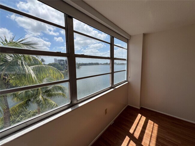 Building Photo - 1301 NE Miami Gardens Dr