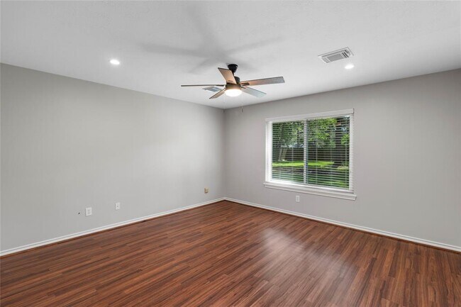 Building Photo - 910 McDaniel Dr