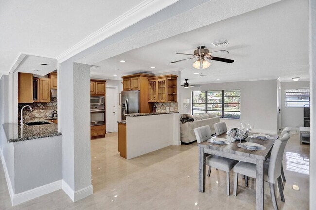 Building Photo - 2600 NE 52nd Ct