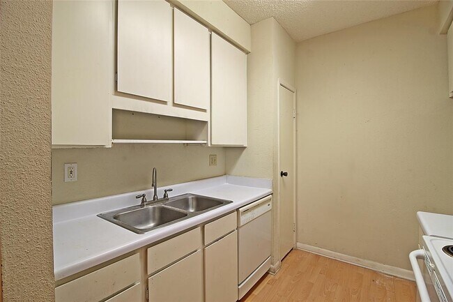 Building Photo - 10053 Westpark Dr