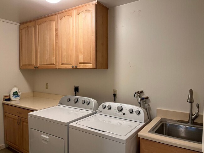 Building Photo - Large one bedroom (ground floor of a singl...