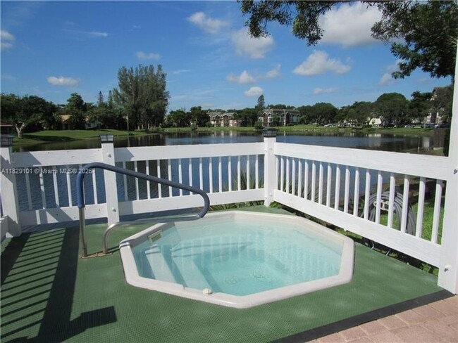 Building Photo - 3750 Inverrary Dr