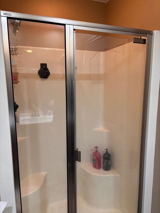 Building Photo - 2 Bedroom/2.5 Bath Townhome located in a Gated Community with a Water Front View! Available on 8/...