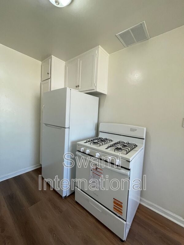 Building Photo - 2030 E Florence Ave