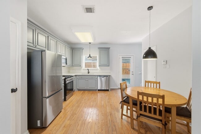 Building Photo - 218 Plaza Del Sol Park