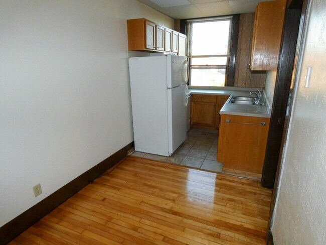 Building Photo - 15 E Main St