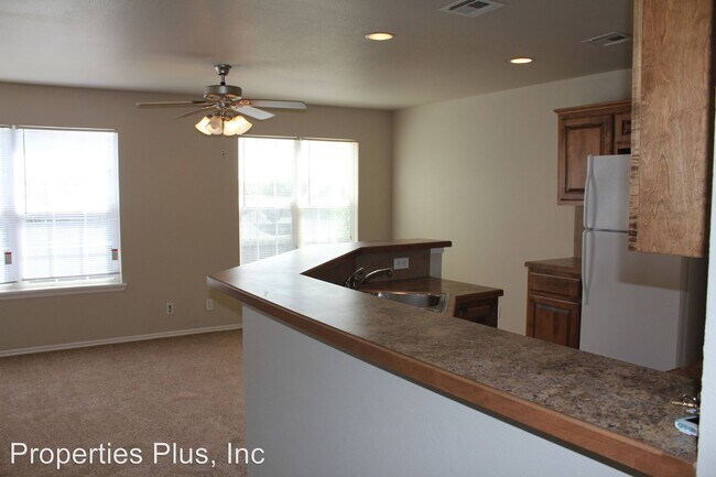 Building Photo - 943-943 Hamilton Falls