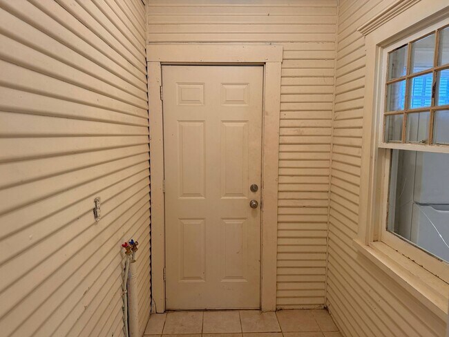 Building Photo - 1818 Collins Ave