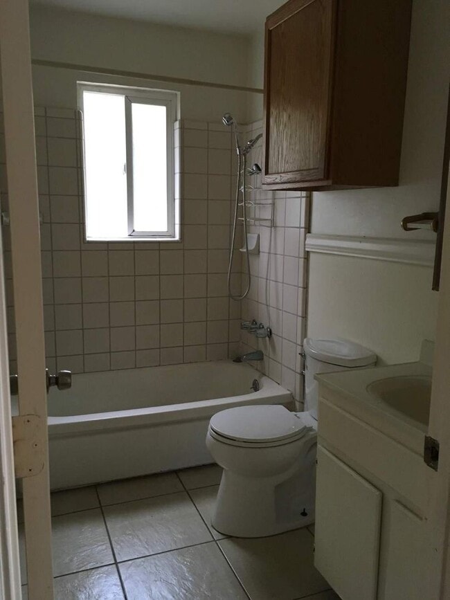 Building Photo - Duplex 2Bedrooms, 1Bathroom.