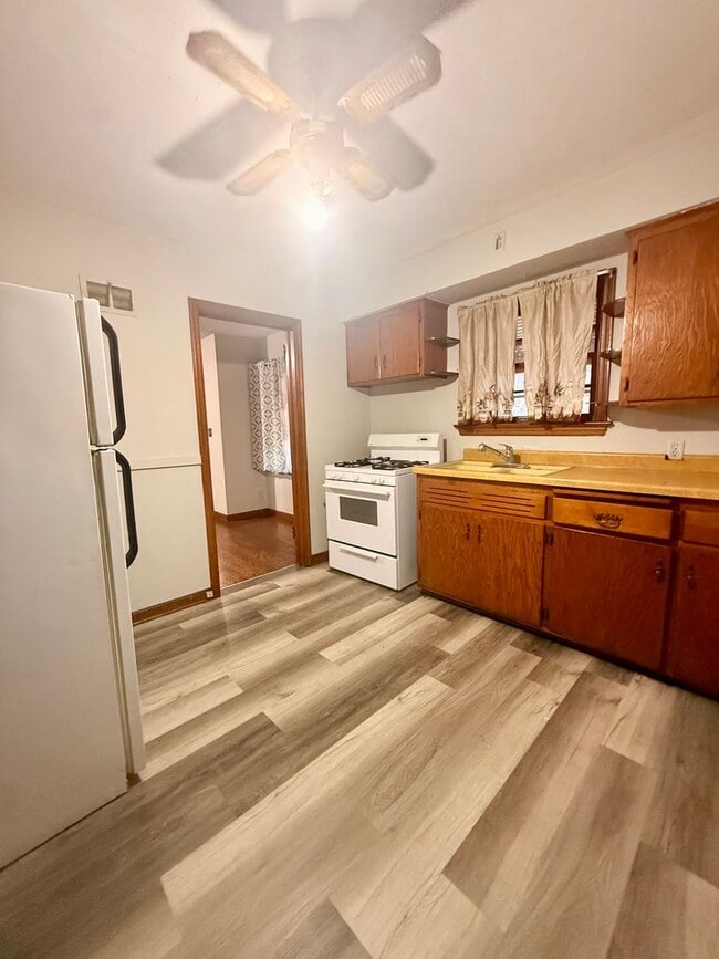 Building Photo - 414 N Johnston Ave