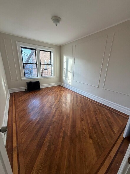 Primary Photo - 210 Roseville Ave