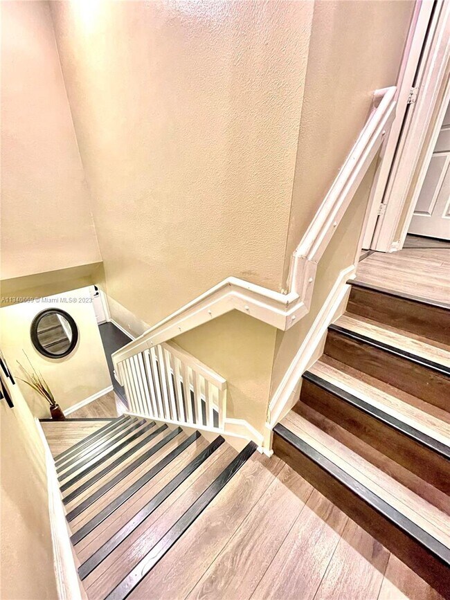 Building Photo - 1359 Avon Ln