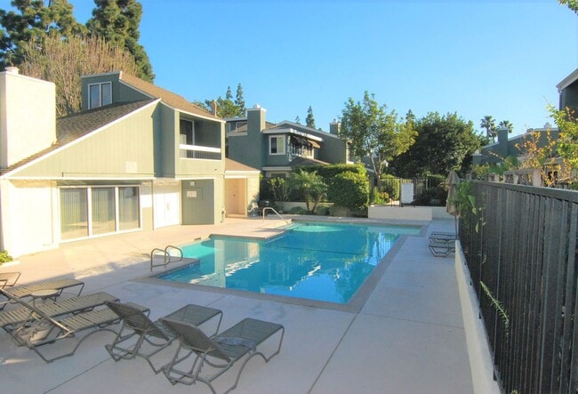Building Photo - Stunning Fully Remodeled Condo in Costa Mesa