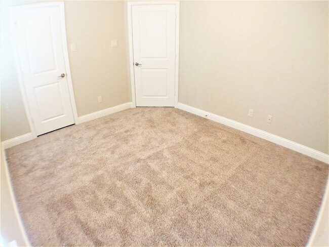 Building Photo - 2237 Zenith Ave