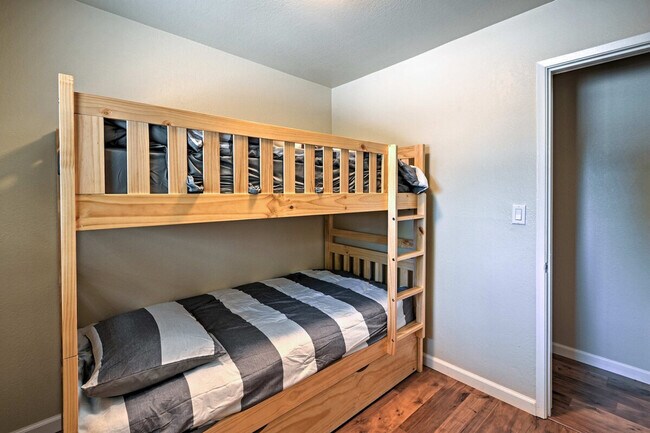 Building Photo - 10505 Center Ave