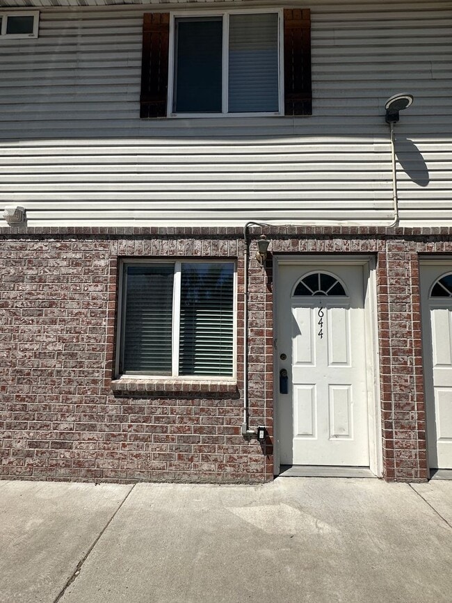 Building Photo - 2 Bed, 1.5 Bath Townhome in the Meadows