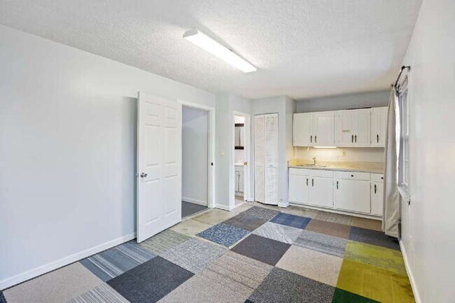 Building Photo - 100 Lakeview Dr