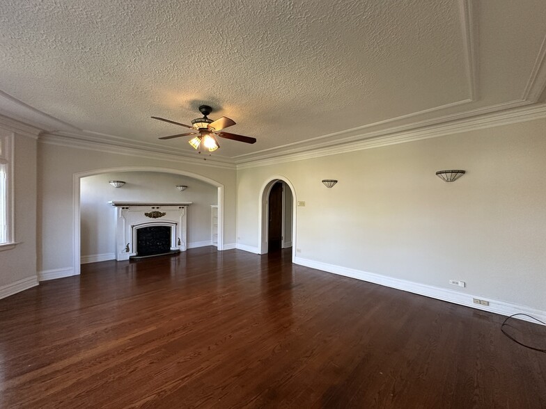 Building Photo - 1527 W Pratt Blvd