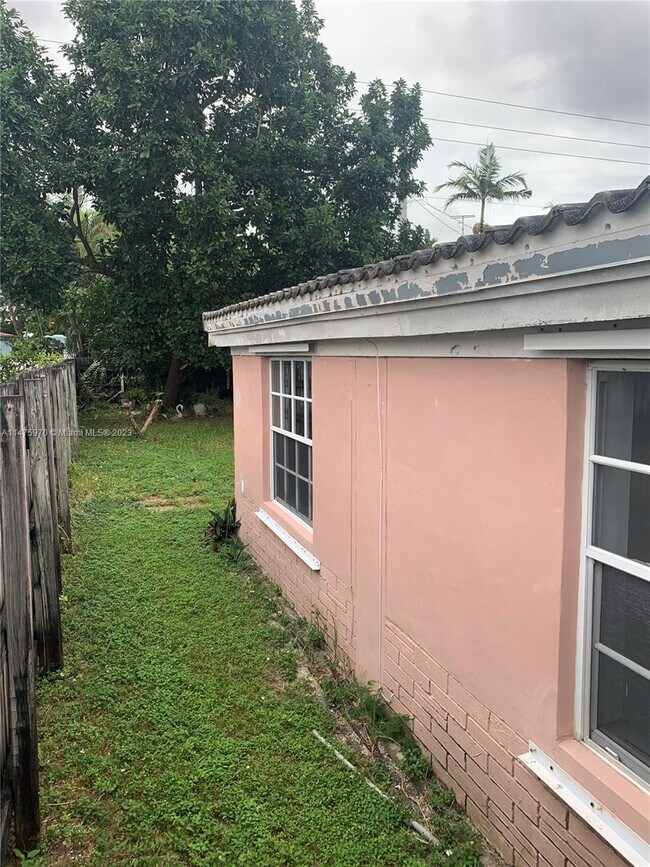 Building Photo - 1335 NE 182nd St