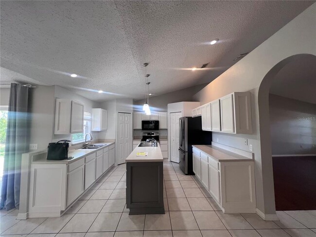 Building Photo - 319 Velveteen Pl