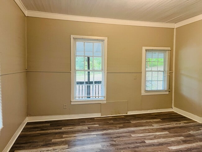Building Photo - Cute as a button! 2 bed, 1 full bath, renovated cottage, hardwood floors, large porch, lots of ch...