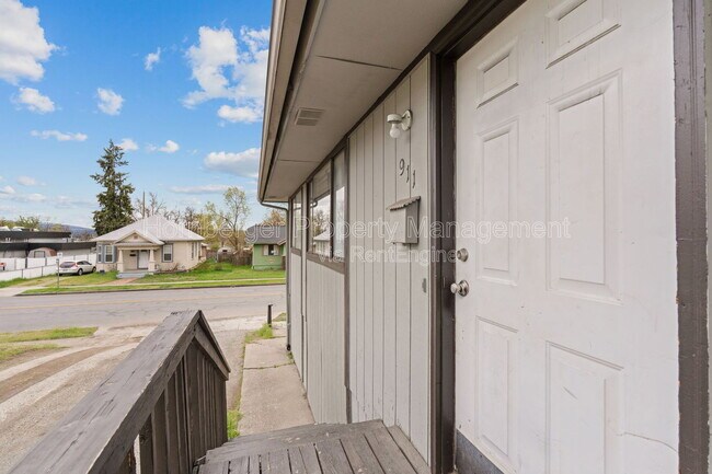 Building Photo - 911 E Bridgeport Ave