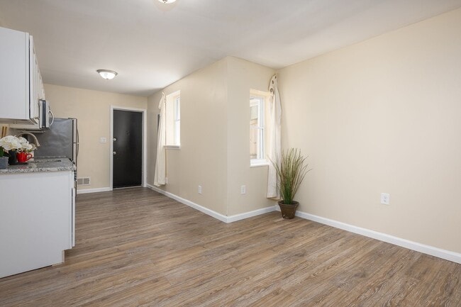 Building Photo - Beautifully renovated 4 BR/ 2 BA