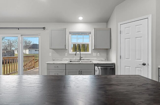 Building Photo - 4 Bedroom- 2.5 Bathroom New Build Duplex- Pulaski!