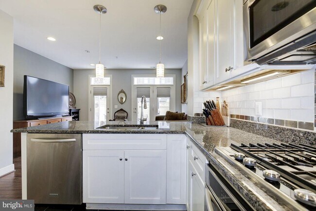 Building Photo - 930 N Columbus St