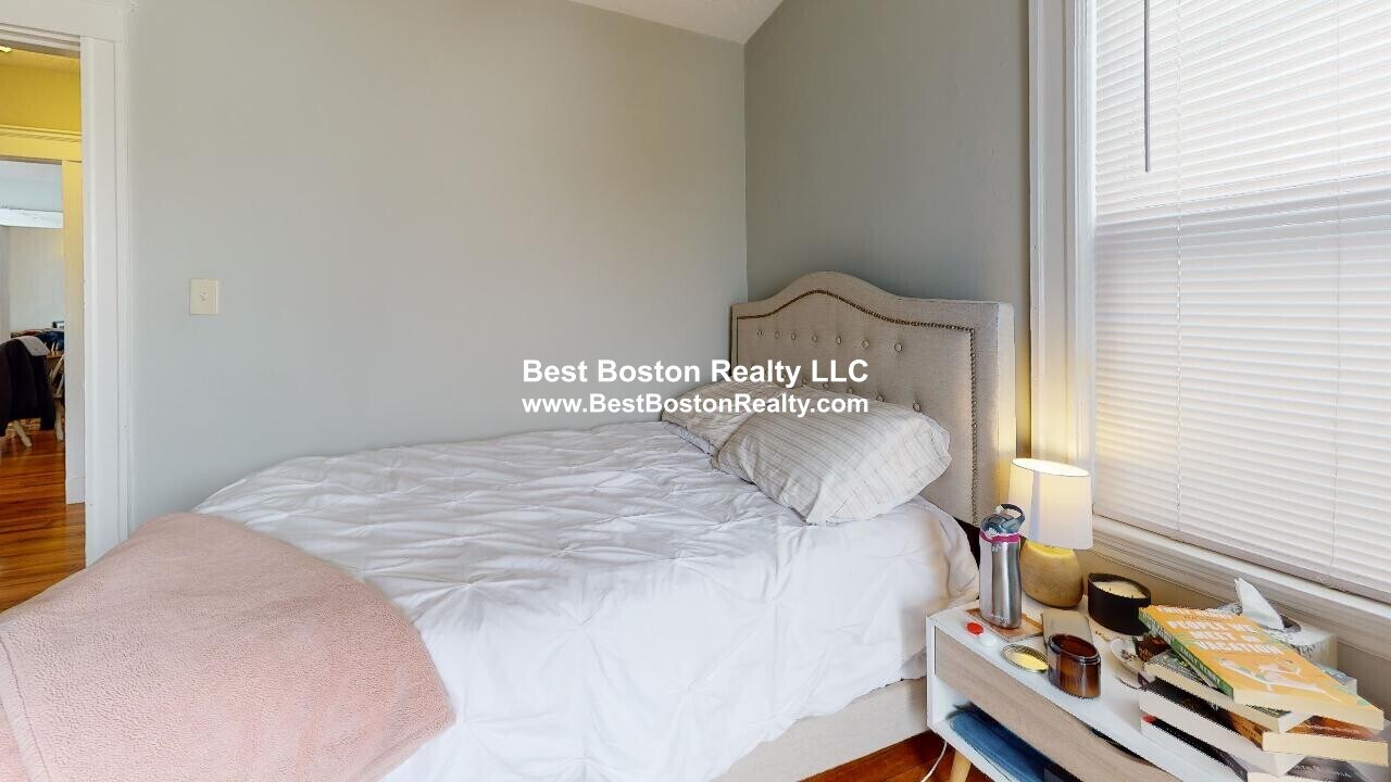 Building Photo - 38 Sterling St