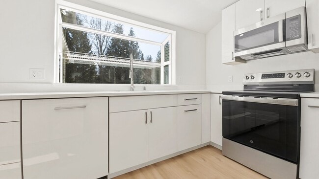 Building Photo - Fully Remodeled 2 Bed 2 Bath Front Unit in Prime Lynnwood Location