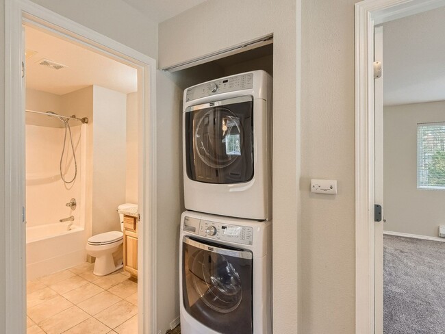 Building Photo - Beautiful 3 Bed 3 Bath Kirkland Townhome @...