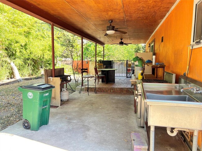 Building Photo - 2012 Maxwell Ln