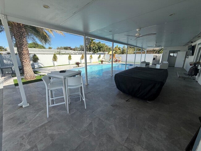 Building Photo - 9611 Jamaica Dr