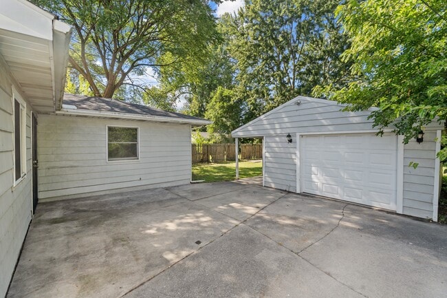 Building Photo - 2038 Airline Ave