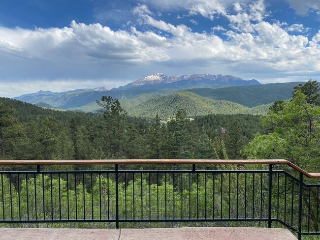 Building Photo - Mountain Views!