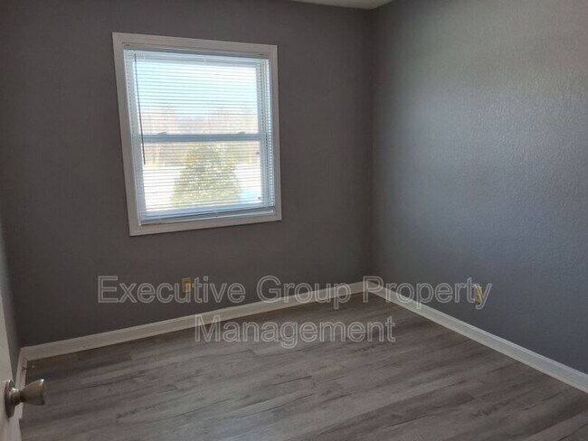 Building Photo - 365 Elmwood Dr