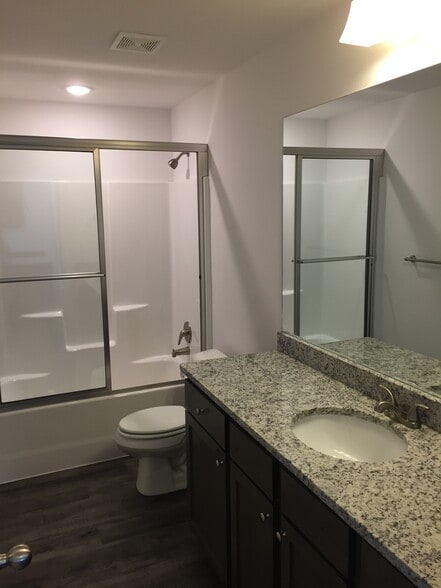 Shared bathroom - 2706 N Teresa Dr