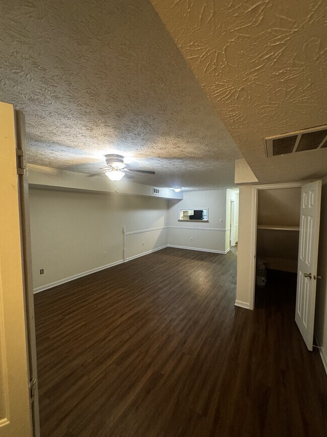 Building Photo - 482 Huntington Road